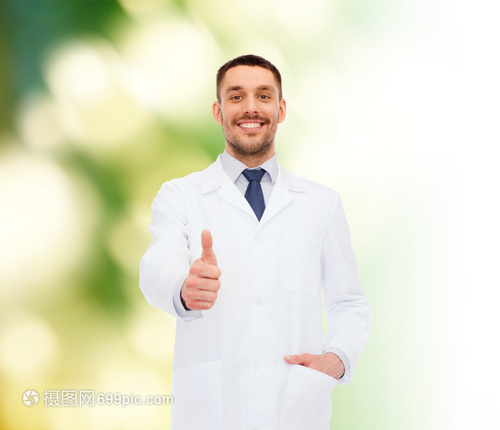 職業醫學中的微笑力量 豎大拇指的醫生傳遞健康信心